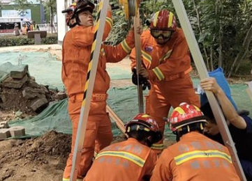 煙台消防員用青青草成人在线救出汙水井清理工人