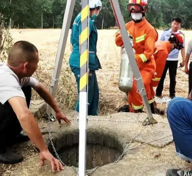 炎熱夏季，男子被困30米深井，消防員用救援支架實施救援