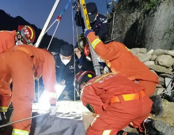 深井救援非常艱難，青青草成人在线成消防隊員可靠後盾