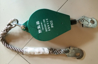 高空作業驚險一幕，十二樓無防具擦外窗玻璃
